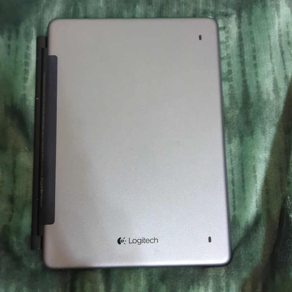 Logitech Ultrathin iPad Tablet Keyboard Cover i5 Bluetooth